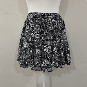 NWT Zara Black and White Floral Patterned Mini Skort - Size Small